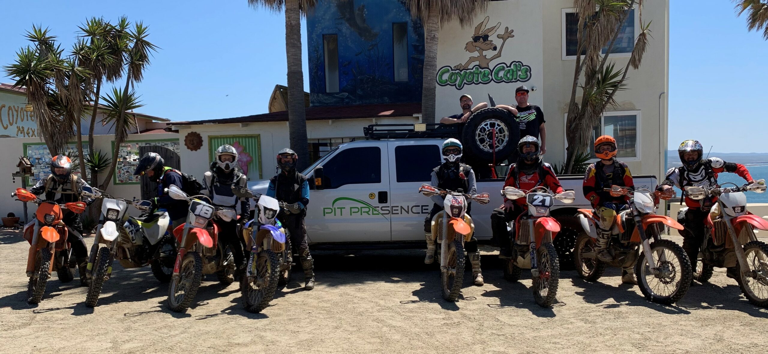 Offroad Baja Chase Truck Pitcrew
